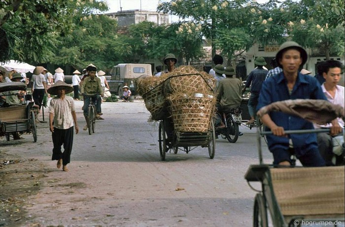 Xích lô là phương tiện giao thông phổ cập của người lao động ở Hà Nội những năm 1991.